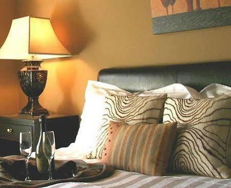 The Clarke Hotel Waukesha Δωμάτιο φωτογραφία
