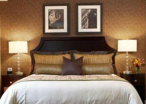 The Clarke Hotel Waukesha Δωμάτιο φωτογραφία